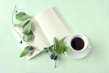 美しいつる草と実（アオツヅラフジ）と本とコーヒー