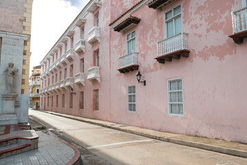 Obraz premium Crowded colonial style street in the historic center of Cartagena, the most famous seaside resort of Colombia, South America.
