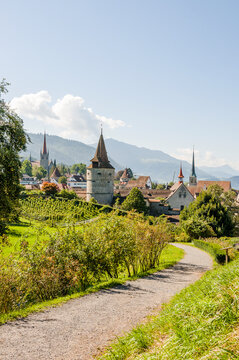 Stadt Zug, Stadt, Zug, Altstadt, Kapuzinerturm, Stadtmauer, St. Oswald, St. Michael, Kirche, Guggi, Rosengarten, Spazierweg, Zugerberg, Berge, Rigi, Sommer, Zugersee, Zentralschweiz, Schweiz