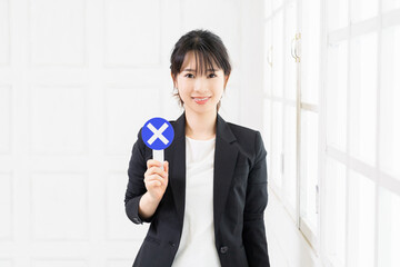 NGのプラカードを持つ若いビジネスウーマン