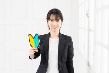 初心者マークを持つ若いビジネスウーマン