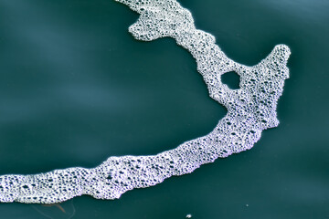 Biała piana na kolorowej wodzie. © Krzysztof Głowacki