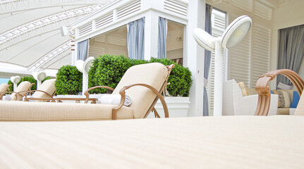 Elegante Balkon- oder Loungemöbel auf Pooldeck von Kreuzfahrtschiff - Deck chairs and sun loungers...