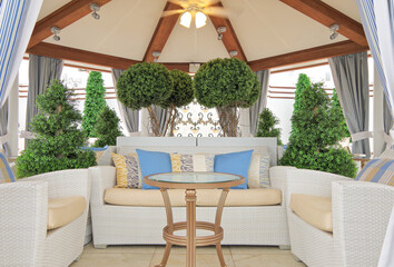 Elegante Balkon- oder Loungemöbel auf Pooldeck von Kreuzfahrtschiff - Deck chairs and sun loungers...