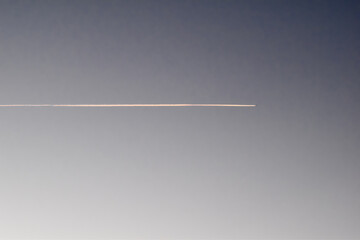 Smuga na niebie po przelatującym samolocie. - obrazy, fototapety, plakaty
