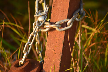 Stary, podrdzewiały metalowy łańcuch .