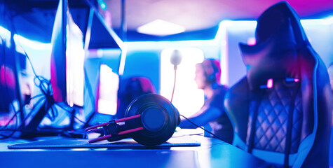 Workplace for esport Computer gamer with blur pink neon light background © Parilov