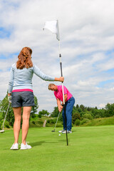 Golfspieler beim Putten