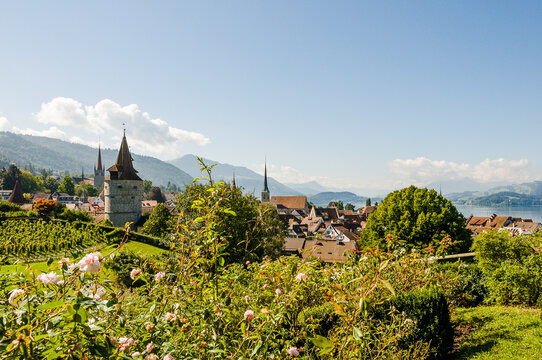 Stadt Zug, Stadt, Zug, Altstadt, Kapuzinerturm, Stadtmauer, St. Oswald, St. Michael, Kirche, Guggi, Rosengarten, Spazierweg, Zugerberg, Berge, Rigi, Zugersee, Sommer, Zentralschweiz, Schweiz