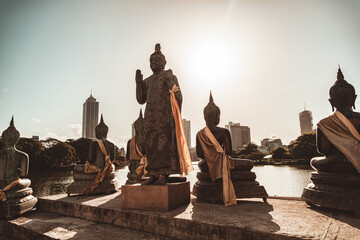 Posągi Buddy, statuy w miejskiej scenerii na tle nieba. © insomniafoto