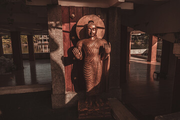 Mały posąg Buddy w świątyni. © insomniafoto