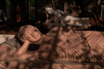 Mały posąg Buddy w świątyni.