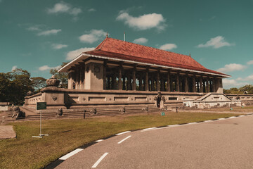 Piękny budynek klasyczny, muzeum na tle zieleni i chmur.