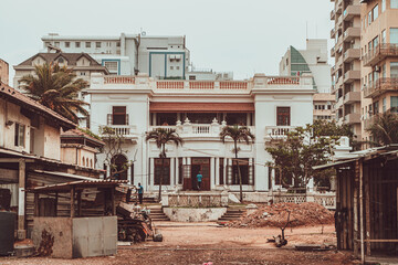 Budowa, rozbiórka oraz ładny kolonialny budynek.