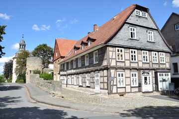 Naklejka premium Fachwerkhaus und Stadtmauerrest in Korbach
