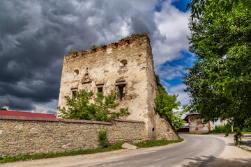 Fototapeta na wymiar A beautiful castle in ruins in the city of Satanov.