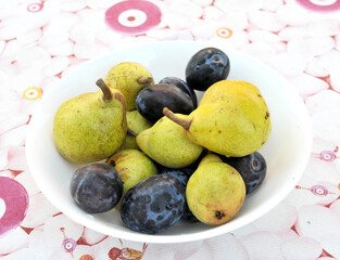 Photo of a bowl of fresh plums and pears