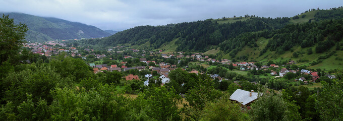 Valle del río Turcul y el pueblo Moieciu de Jos, junto a Bran en Rumanía. © AngelLuis