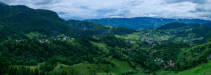 Fototapeta na wymiar Podu Dambovitei y el valle del río Dambovita en Transilvania, Rumanía.