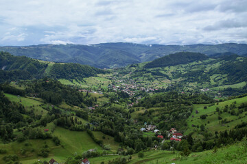 Fototapeta na wymiar Podu Dambovitei y el valle del río Dambovita en Transilvania, Rumanía.