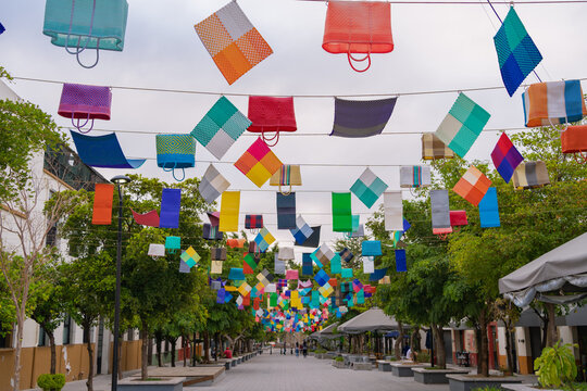 Decoraci&oacute;n con carteras y bolsos en la calle prolongaci&oacute;n 20 noviembre en el centro hist&oacute;rico de Zapopan.