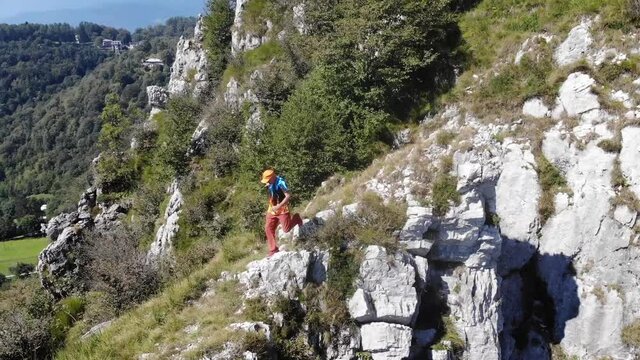Uomo contempla panorama spettacolare