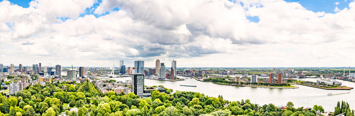 Panorama von Rotterdam Stadt, Fluss Maas und Erasmus Brücke, sonniger Tag. Niederlande