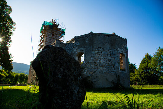 Iglesia rom&aacute;nica en restauraci&oacute;n con andamios en la torre