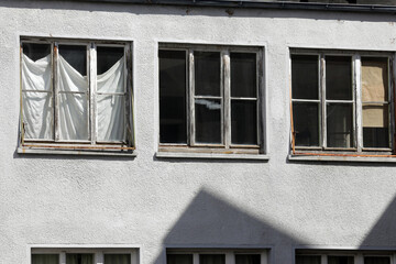 verwitterte fensterfront an einem haus