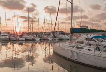 Puerto deportivo en el Mar Mediterráneo donde atracan multitud de embarcaciones de recreo como barcos de vela y yates de tamaño pequeño y mediano.   Sombras reflejadas en el agua. © Itxu