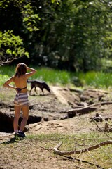 Jeune femme marche nature forêt plage mini short été - vacance aventure voyage tourisme randonnée