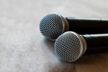 Obraz premium two microphones on a gray background. radio microphones in the studio. music equipment