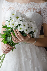 Obraz na płótnie Canvas bride holding a bouquet of flowers