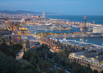 Fototapeta na wymiar Barcelona - The city with the harbor at the dusk.