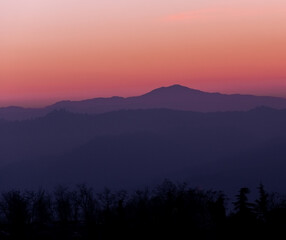 Paisaje a la hora azul con apenas bruma de montañas