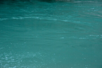 Obraz premium Turquoise background of natural natural source - rivers. The water of the lake shows a natural natural background.