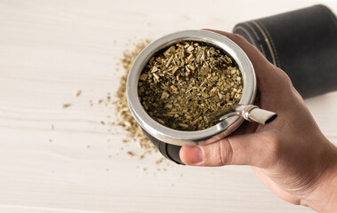 Mano sosteniendo un mate