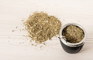 mate del lado derecho y yerba del lado izquierdo sobre fondo claro