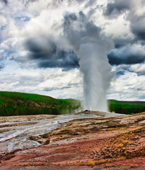 old faithful geyser in yellowstone
