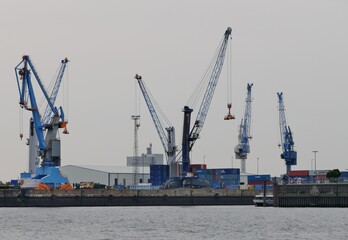 Fototapeta na wymiar Hamburger Hafen mit Kränen