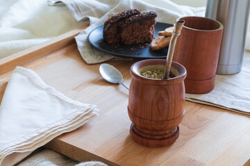 Desayuno argentino con mate en la cama, habitación luminosa y clara