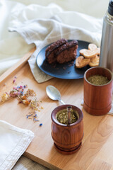 Desayuno argentino con mate en la cama, habitación luminosa y clara
