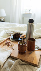 Desayuno argentino con mate en la cama, habitación luminosa y clara © VP Varela Pamela