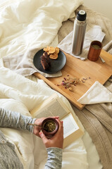 Desayuno argentino con mate y leyendo un libro en la cama, habitación luminosa y clara © VP Varela Pamela
