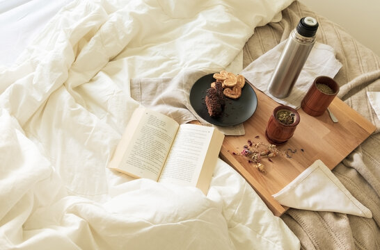 Desayuno argentino con mate y leyendo un libro en la cama, habitaci&oacute;n luminosa y clara