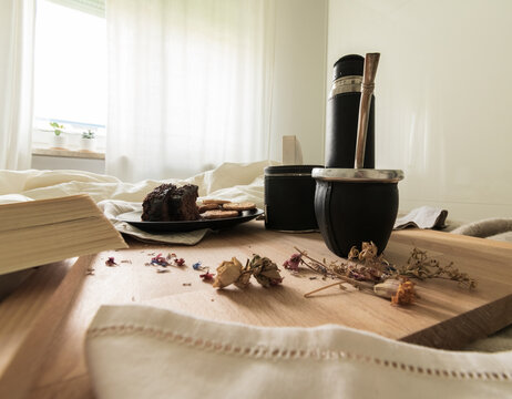 Desayuno argentino con mate en la cama, habitaci&oacute;n luminosa y clara