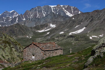 Fototapeta na wymiar views of the alps between Switzerland and Italy