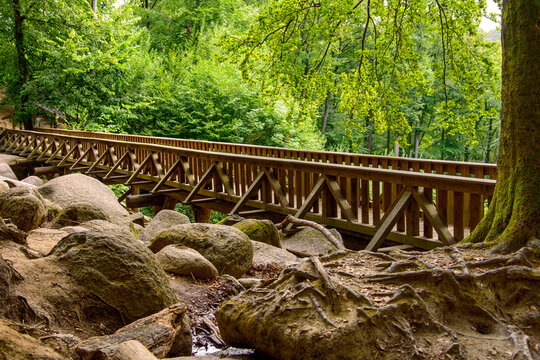 Holzbr&uuml;cke im Felsenmeer
Felsenlandschaft aus dunkelgrauem Quarzdiorit &ndash; Naturschutzgebiet
Deutschland / Hessen
Lautertal-Reichenbach im Odenwald
