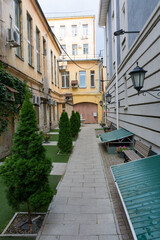 Fototapeta na wymiar Samara. Quiet courtyard of the hotel in the city center