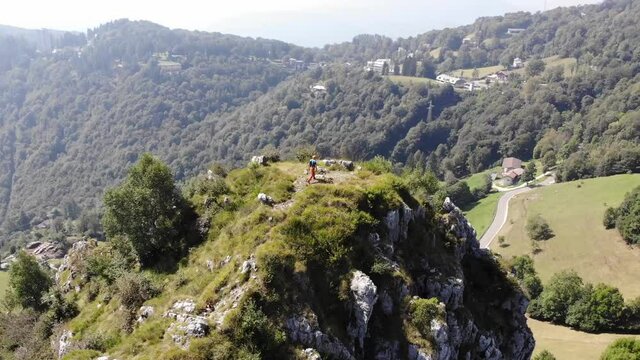La conquista della vetta di montagna